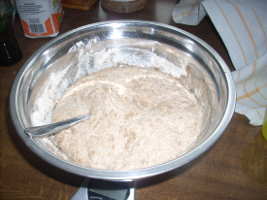 ciasto na chleb graham zrobione na zakwasie, metalowa miska